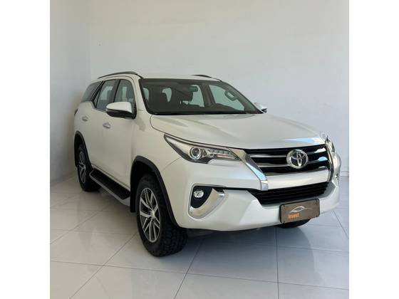 TOYOTA HILUX SW4 2.8 SRX 4X4 7 LUGARES 16V TURBO INTERCOOLER DIESEL 4P AUTOMÁTICO